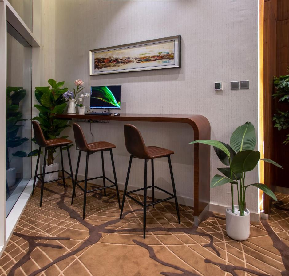 Viola Hotel Apartments Sharjah Bagian luar foto